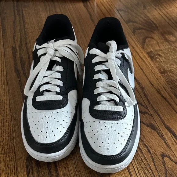 Nike Low-Top Sneakers in Black and White Leather - Picture 3 of 3